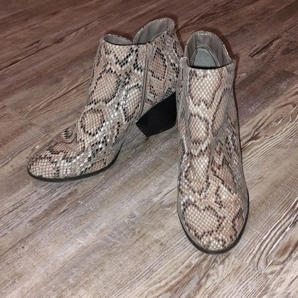 New Directions Dahlia snakeskkin print heeled booties ankle boots Sz 9
